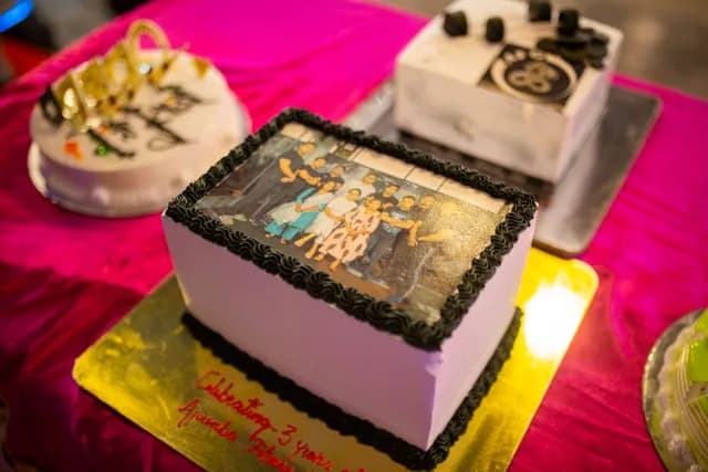 Anniversary cake with the Altius logo